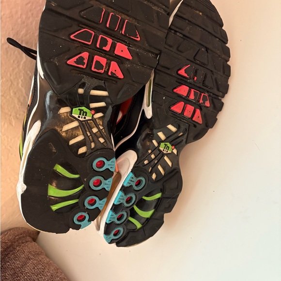 Nike Red and Green Sneakers with Iconic Design - Picture 6 of 16